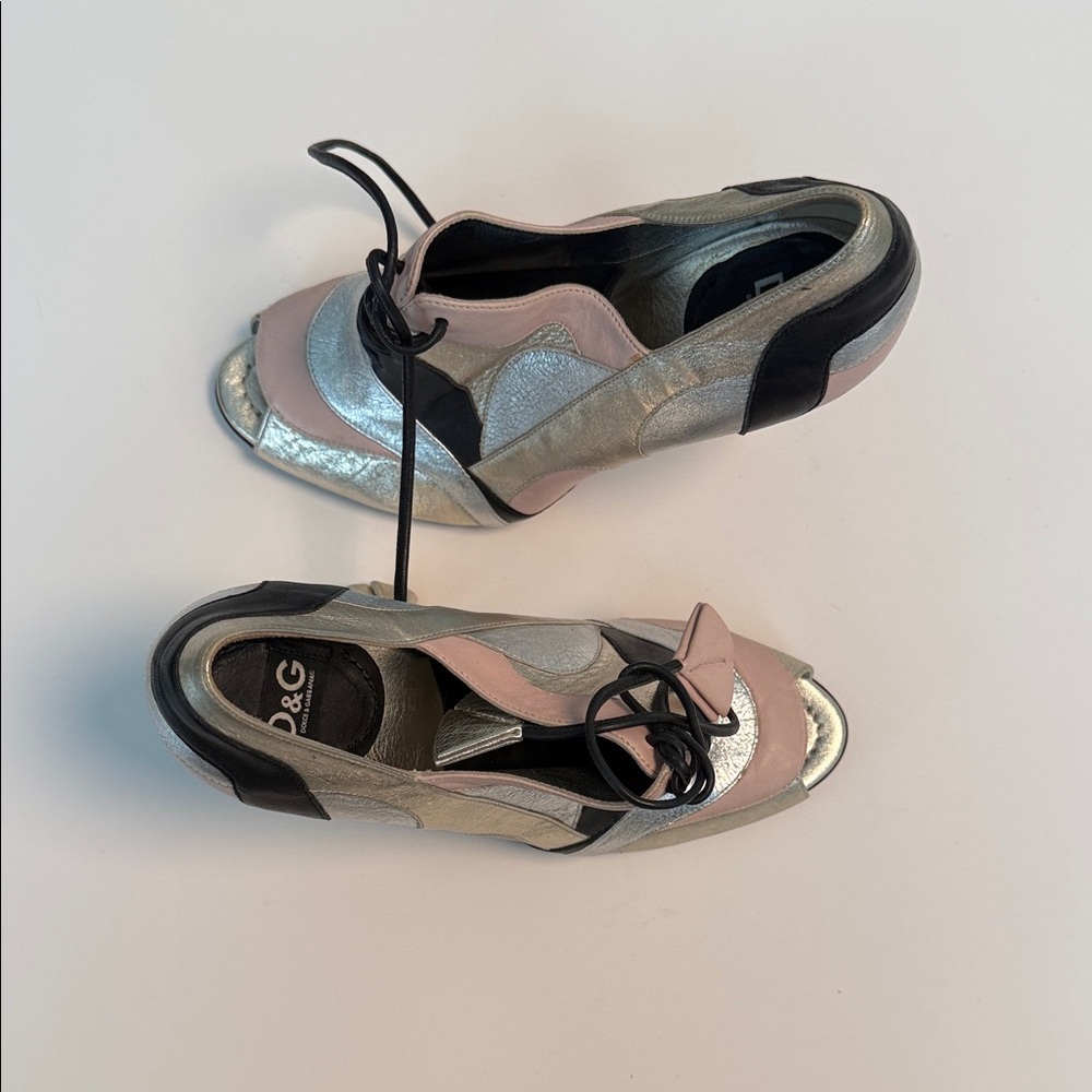 🔑 D&G Women's Metallic Silver and Soft Pink Athletic Shoes